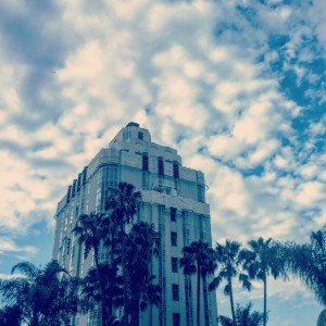 The Sunset Tower, el hotel construido en 1929 por el arquitecto Leland A. Bryant en el corazón de West Hollywood, es toda una leyenda.