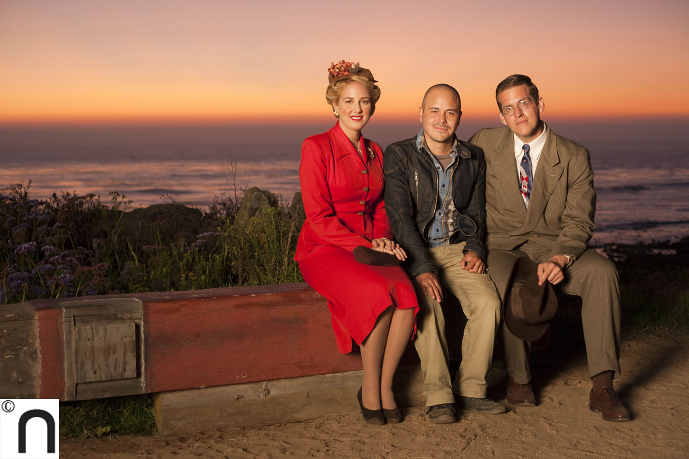 Frente a un precioso atardecer en el Pacífico, Theodora Greece posa  junto a Pepe Portillo, co-escritor del fantástico guión de El Gran Pequeño con Alejandro G. Monteverde y mano derecha durante el rodaje del director, junto a otro miembro del reparto.