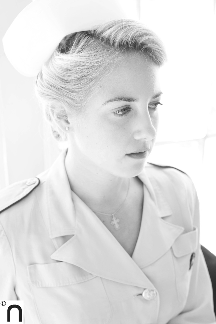 Con una gran preparación actoral, Theodora Greece está demostrando su tenacidad en Hollywood, donde participa en películas, series de televisión e infinidad de obras de teatro. Aquí en una prueba de vestuario como enfermera en un behind the scenes durante el rodaje de "El Gran Pequeño".