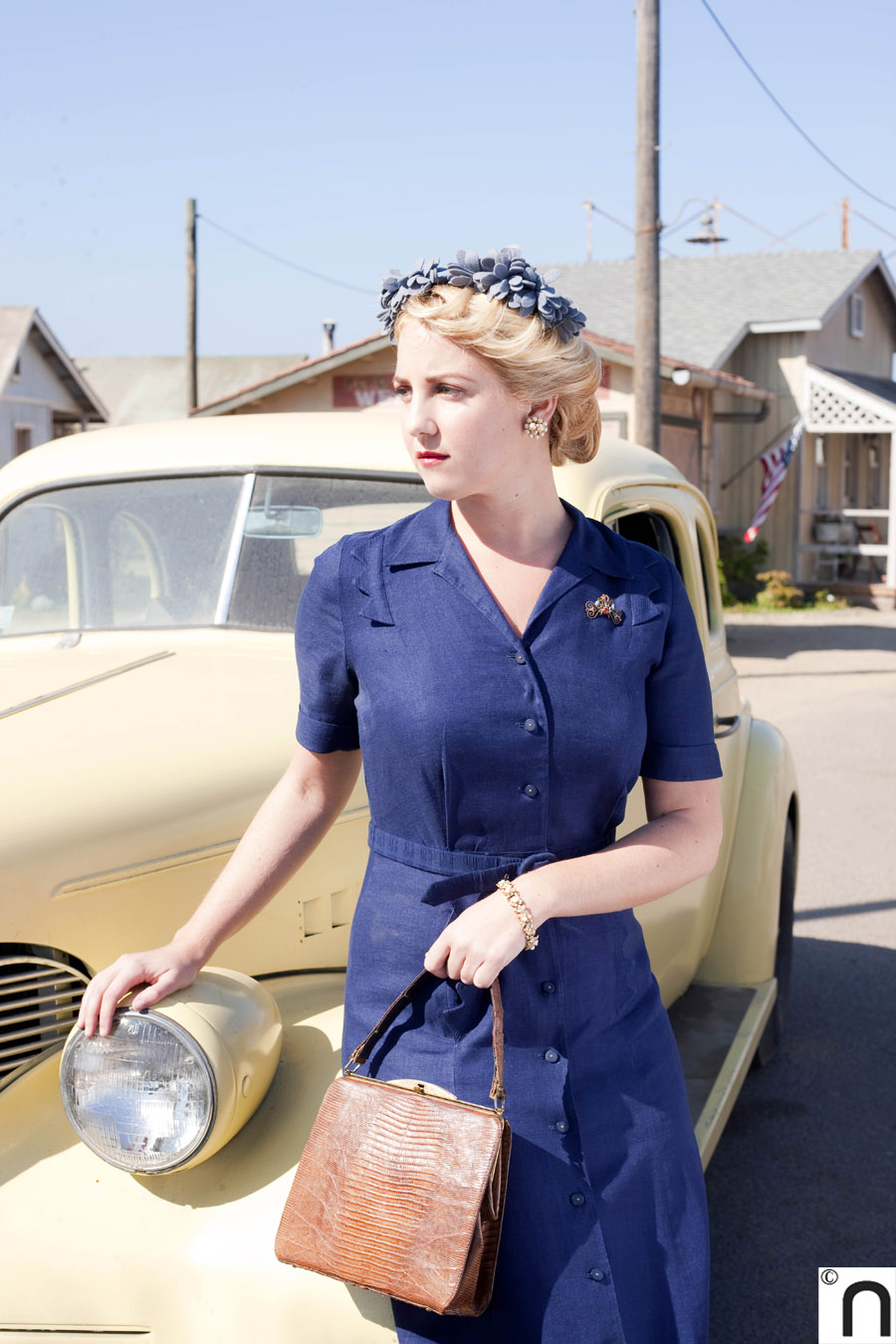 Maquillaje, vestuario, ambiente... Excelente escenografía y conmovedora historia. Después de conquistar México, donde ha sido visto por tres millones de personas, la fabulosa cinta del director Alejandro Gómez Monteverde, "El Gran Pequeño" llega a Europa y se estrena en España el 30 de Octubre. "Amo la moda y el estilo de los años de cuarenta, me encanta el look de aquella época, así que fue muy divertido todo el proceso, desde la ropa hasta los peinados, me encantó", afirma la princesa actriz.