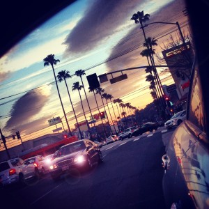 El que viva en LA y no haya recorrido alguna vez esta interminable calle al volante, cantando despechado Free Fallin' que tire la primera piedra: Atardecer en Studio City sobre una de las calles más largas del mundoVentura Boulevard.