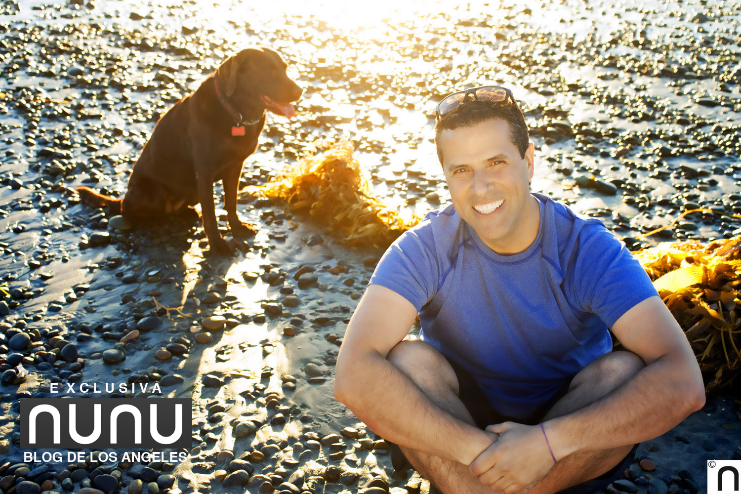 Marco Antonio Regil y su perrita Lucy disfrutando del atardecer en el precioso pueblo californiano de Del Mar.