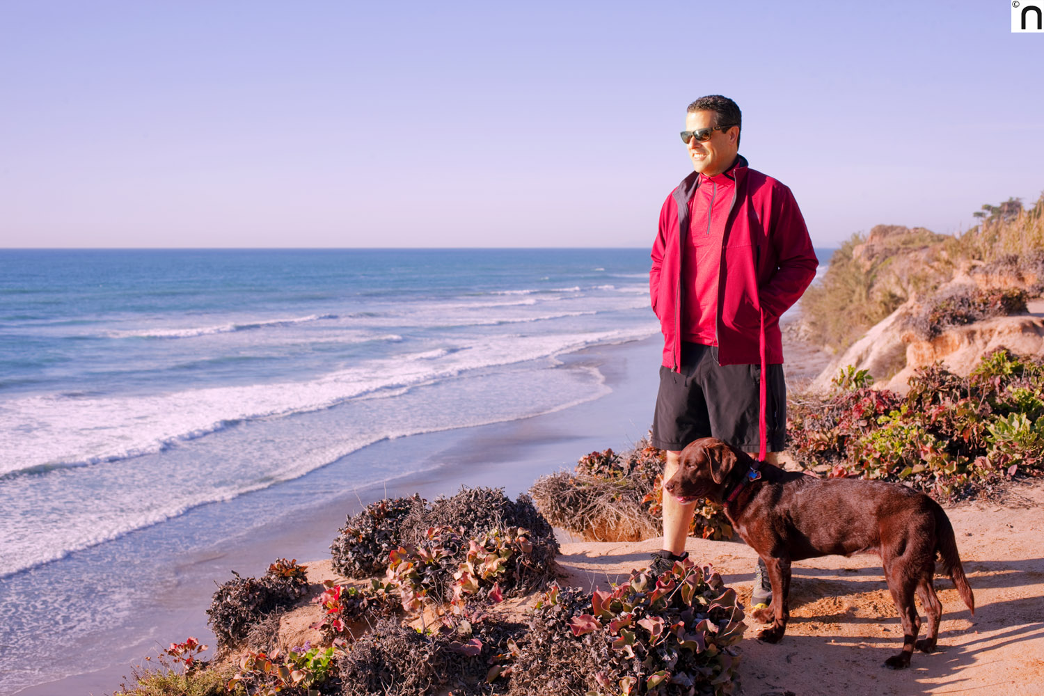 "Juzgar a los demás es el deporte favorito del ego y de la mente, así que no es solamente perdonar a los demás, es perdonarte a ti por los juicios que estableces. Observar, es paz; juzgar, es sufrimiento", reflexiona Marco frente al Pacífico.