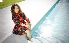 Natalia nos recibe junto a su preciosa piscina justo al comenzar el verano, enfundada en un divertido  vestido de Dolores Promesas, diseñado por su querida amiga Alicia Hernández.