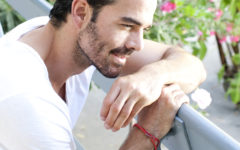 Licenciado en Mercadotecnia, la interpretación le enamoró y su carrera dio un giro de 180 grados.