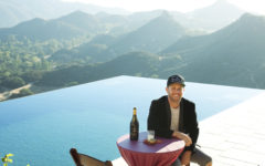 "La gran mayoría de mis trabajadores son LATINOS. Lo que más admiro de ellos es su ética de trabajo. Son personas fuertes, nunca se quejan. Además, son divertidos. Jamás he tenido un problema con ellos, al contrario. Son mis mayores fans cuando hablamos del vino, son increíbles y me ayudan muchísimo. Valoro muchísimo todo lo que aportan a la empresa y a la comunidad" asegura Howard Leight junto a su impresionante "infinity pool" sobre las famosas montañas de Santa Mónica.